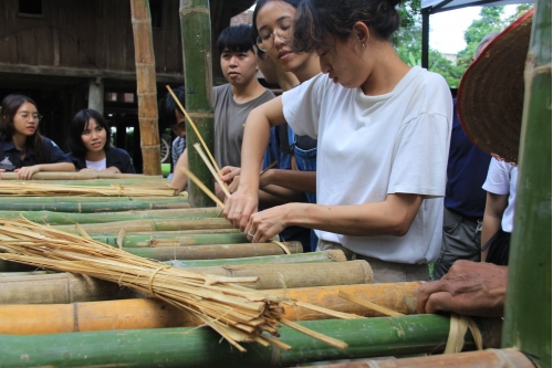 การสร้างเรือนเครื่องผูก ภายใต้กิจกรรม - Building a bamboo house of the “Artisans Talk” woodworking and traditional kruang puuk house construction workshop