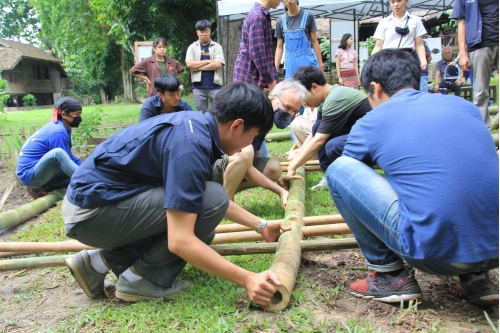 การสร้างเรือนเครื่องผูก ภายใต้กิจกรรม - Building a bamboo house of the “Artisans Talk” woodworking and traditional kruang puuk house construction workshop