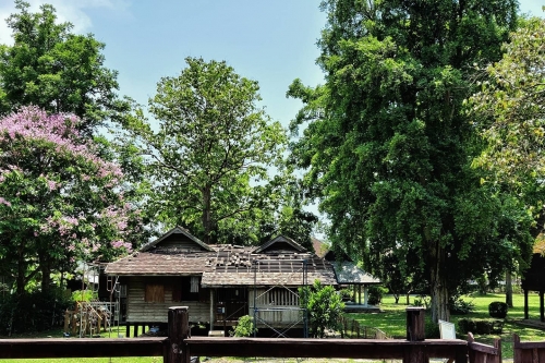 หลังคาดินขอ - Roof made from a fine soil (Din Kor)