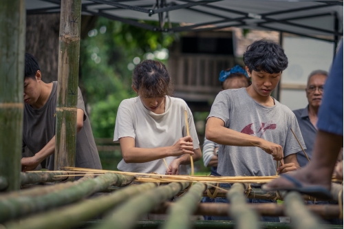 การสร้างเรือนเครื่องผูก ภายใต้กิจกรรม - Building a bamboo house of the “Artisans Talk” woodworking and traditional kruang puuk house construction workshop