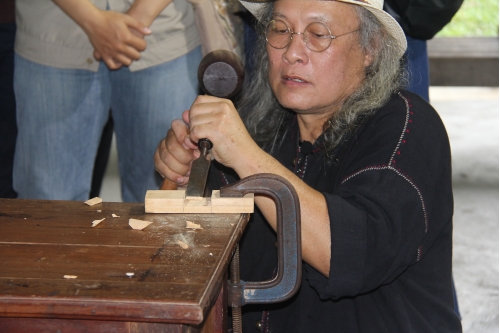 การเข้าปากไม้รูปกากบาท - Joining wooden boards in an X shape