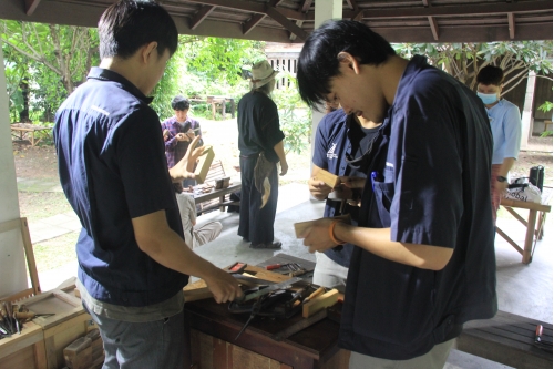 การเข้าปากไม้รูปกากบาท - Joining wooden boards in an X shape