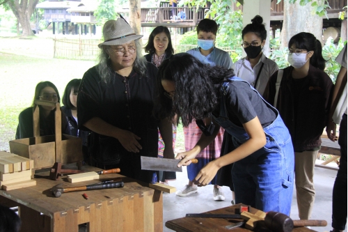 การเข้าปากไม้รูปกากบาท - Joining wooden boards in an X shape