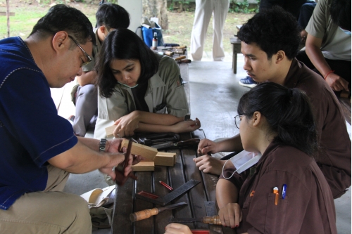 การเข้าปากไม้รูปกากบาท - Joining wooden boards in an X shape