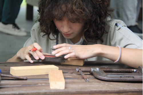 การเข้าปากไม้รูปกากบาท - Joining wooden boards in an X shape