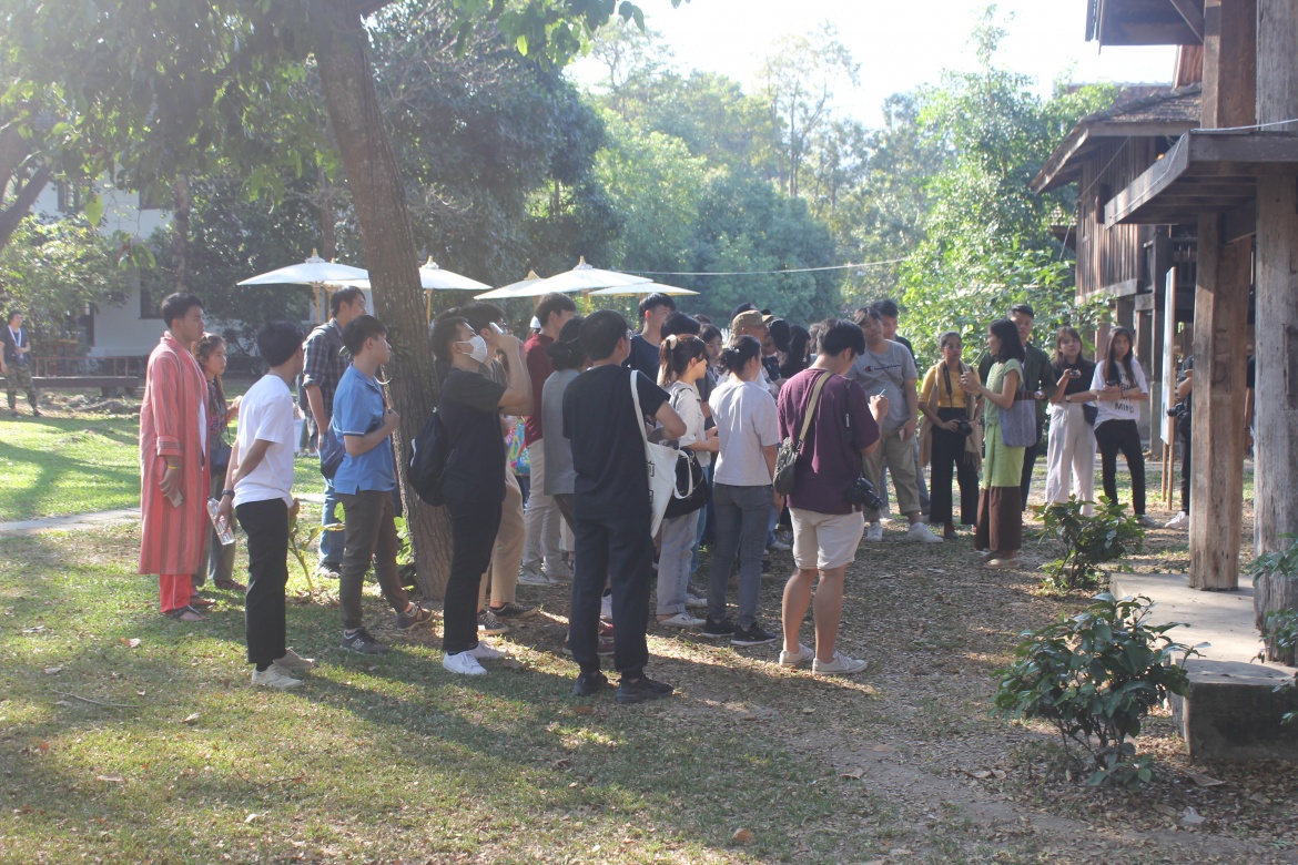 คณาจารย์และนักศึกษาจากมหาวิทยาลัยธรรมศาสตร์ เยี่ยมชมพิพิธภัณฑ์เรือนโบราณล้านนา มช.