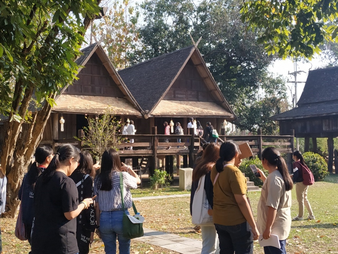 คณาจารย์และนักศึกษาจากคณะสถาปัตยกรรม มช. เยี่ยมชมพิพิธภัณฑ์เรือนโบราณล้านนา มช.