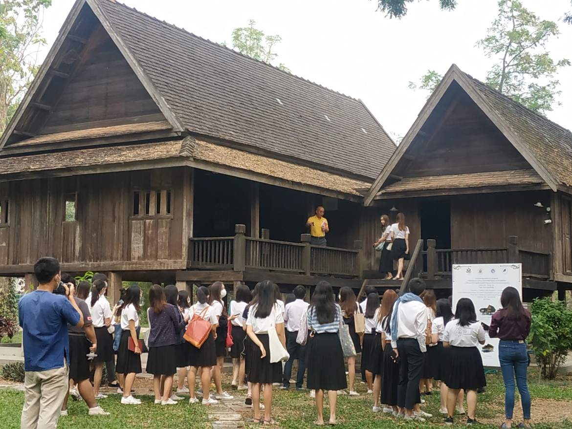 คณาจารย์และนักศึกษาจากคณะศึกษาศาสตร์ มช. เยี่ยมชมพิพิธภัณฑ์เรือนโบราณล้านนา มช.