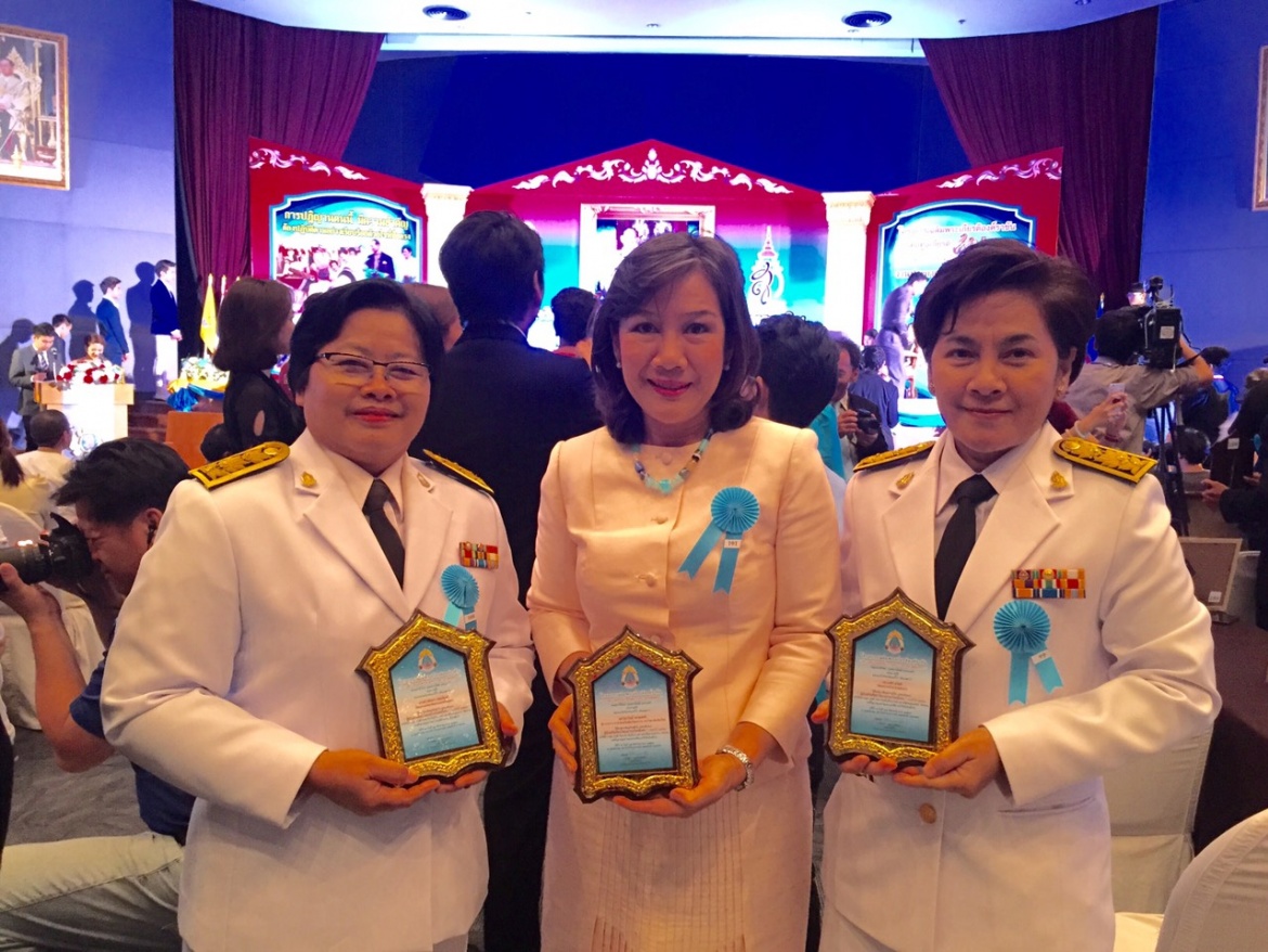รับรางวัลเกียรติคุณบุคคลต้นแบบ แม่พิมพ์ดีเด่น สาขาผู้ส่งเสริมศิลปวัฒนธรรมไทยดีเด่น ประจำปี 2558