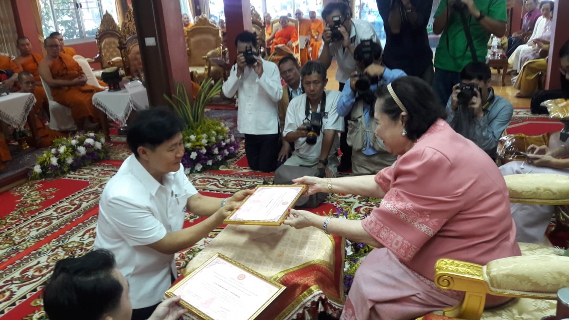 นายสนั่น ธรรมธิ บุคลากรในสังกัดสำนักส่งเสริมศิลปวัฒนธรรม มช. ได้รับรางวัลติโลกราชานุสรณ์