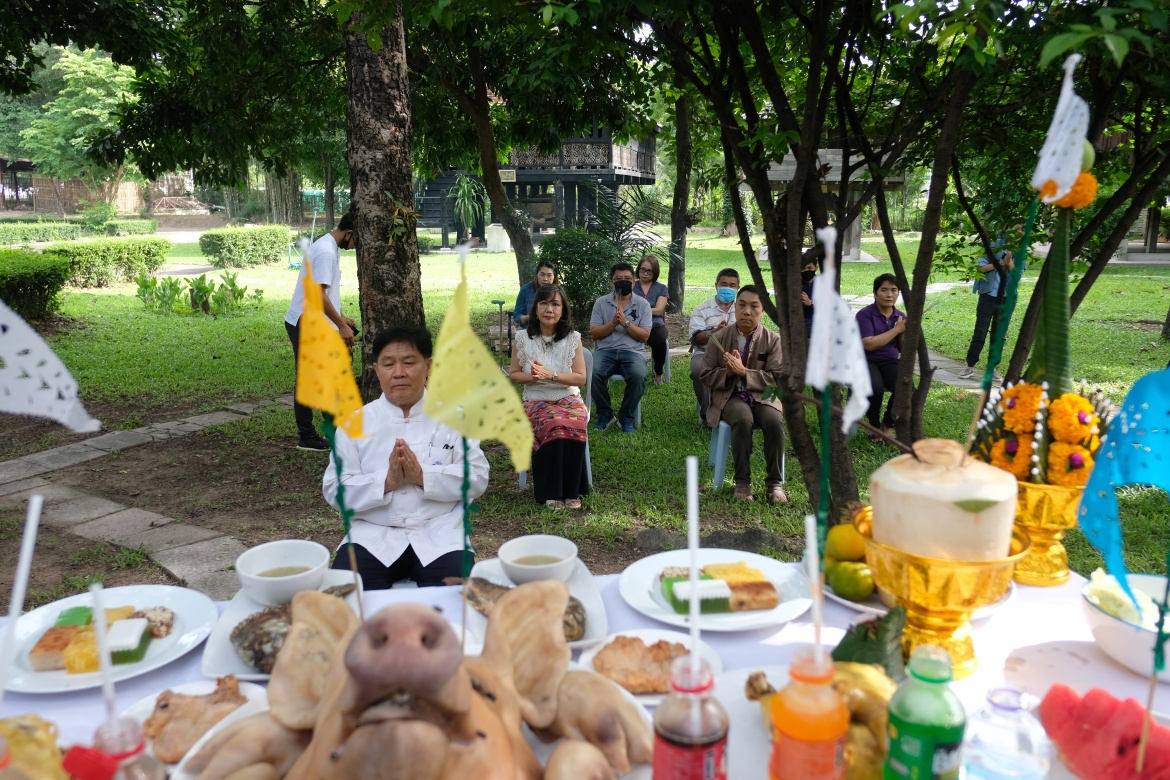 พิธีไหว้พระภูมิเจ้าที่เนื่องในโอกาสการเตรียมงานพิธีทำบุญวันคล้ายวันสถาปนาสำนักส่งเสริมศิลปวัฒนธรรม มหาวิทยาลัยเชียงใหม่  และพิธีทำบุญเรือนฝาไหลของแม่นายคำเที่ยง 