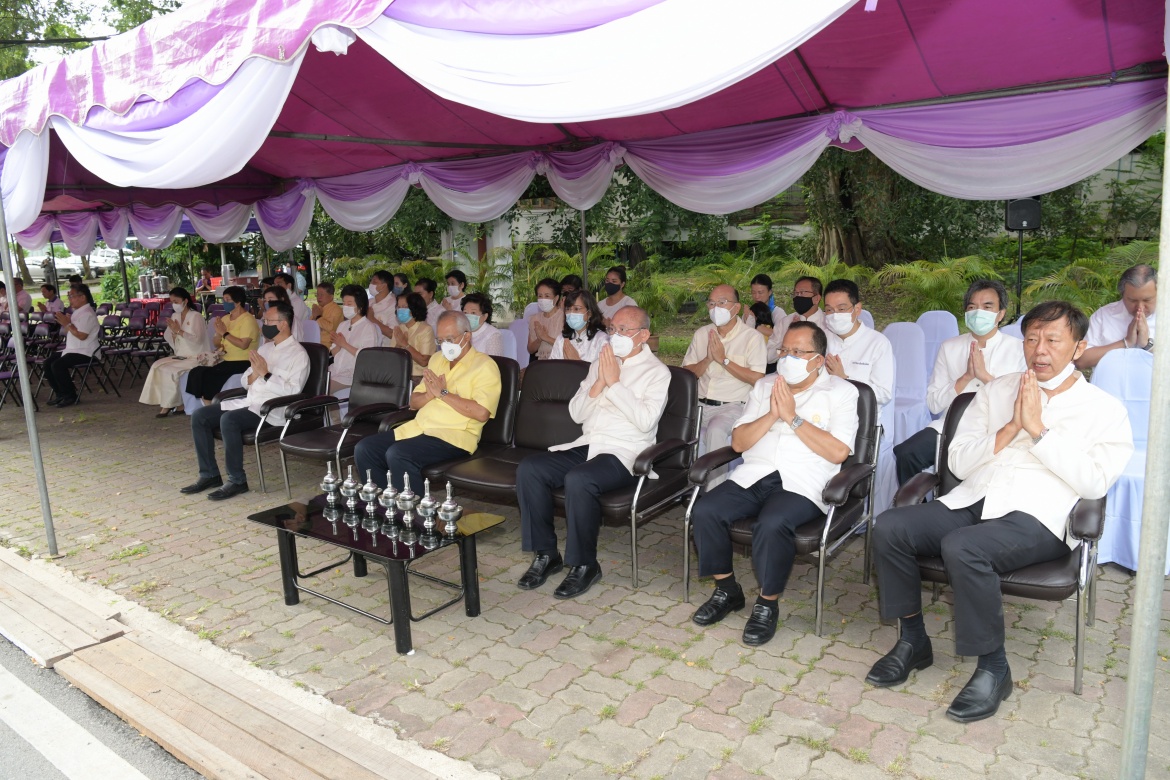 ร่วมพิธีทำบุญตักบาตรพระสงฆ์ เนื่องในวันอาสาฬหบูชา ประจำปี 2563