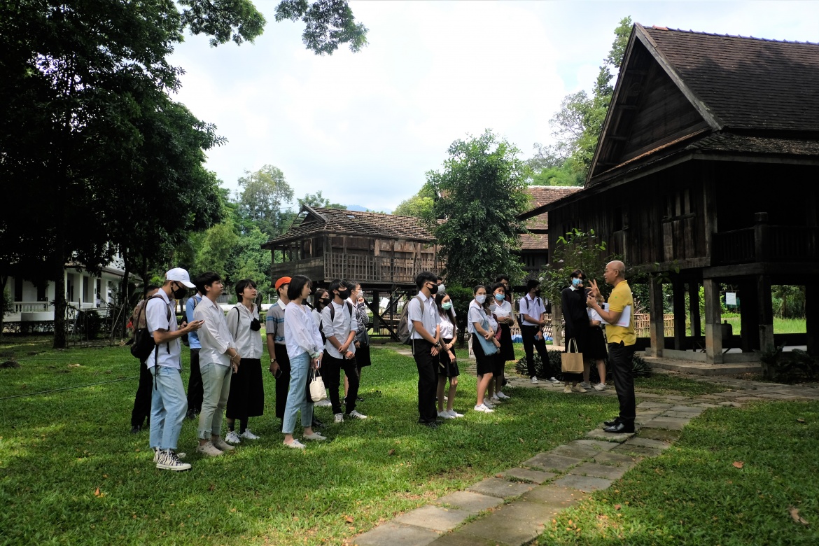 นักศึกษาในกระบวนวิชา Way of Life ของคณะศึกษาศาสตร์ มช. ทัศนศึกษาและเยี่ยมชมพิพิธภัณฑ์เรือนโบราณล้านนา มช.