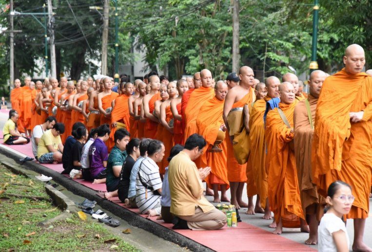 ประเพณีตักบาตรเทโว