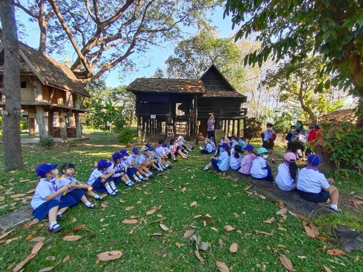 คณะครูและนักเรียนในระดับประถมศึกษา ปีที่ 1 จากโรงเรียนสาธิตมหาวิทยาลัยเชียงใหม่ เข้าศึกษาพิพิธภัณฑ์เรือนโบราณล้านนา มช.