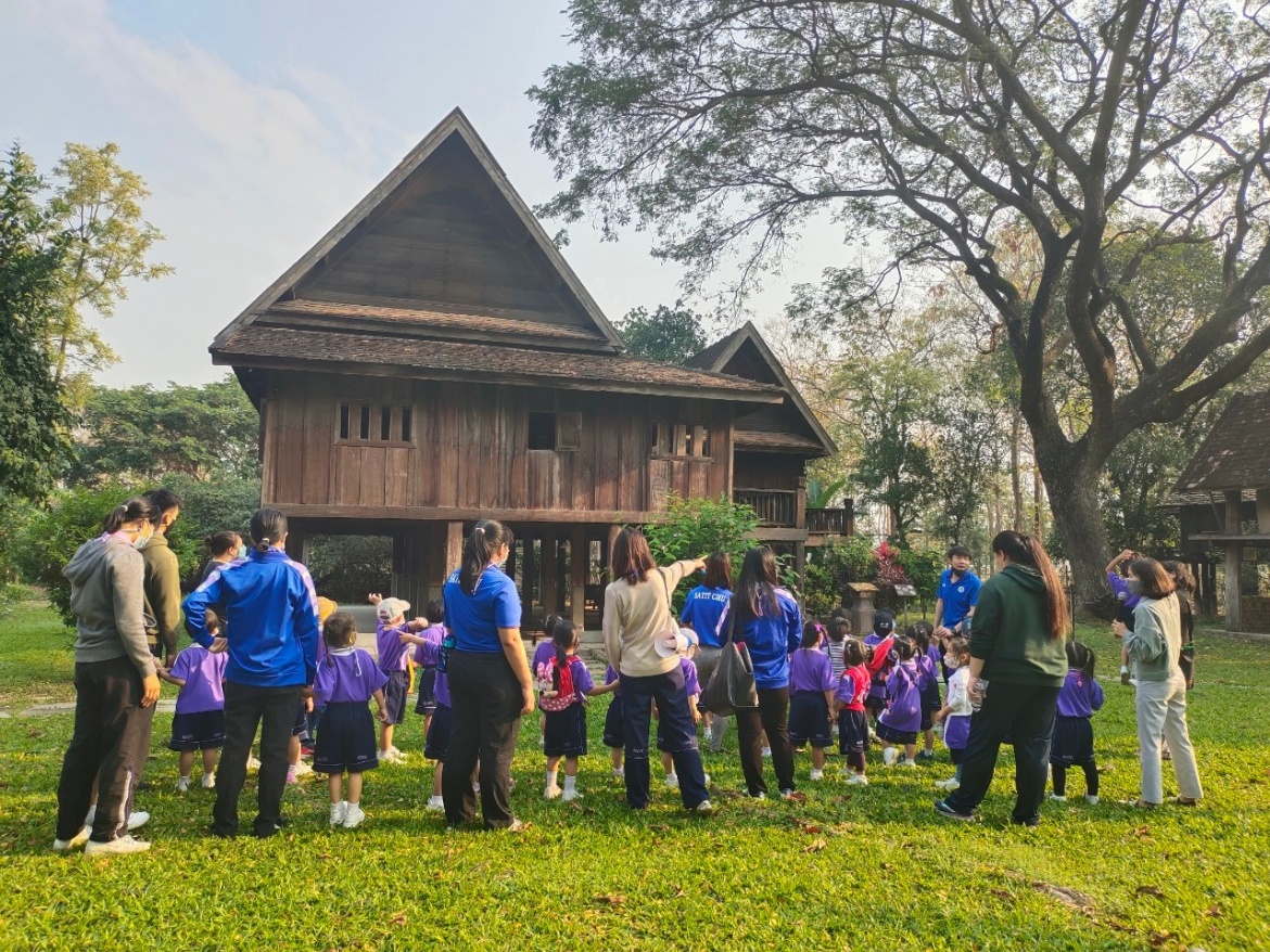 คณะครูและนักเรียนจากโรงเรียนสาธิตมหาวิทยาลัยเชียงใหม่ ระดับชั้นอนุบาล เข้าศึกษาพิพิธภัณฑ์เรือนโบราณล้านนา มช.