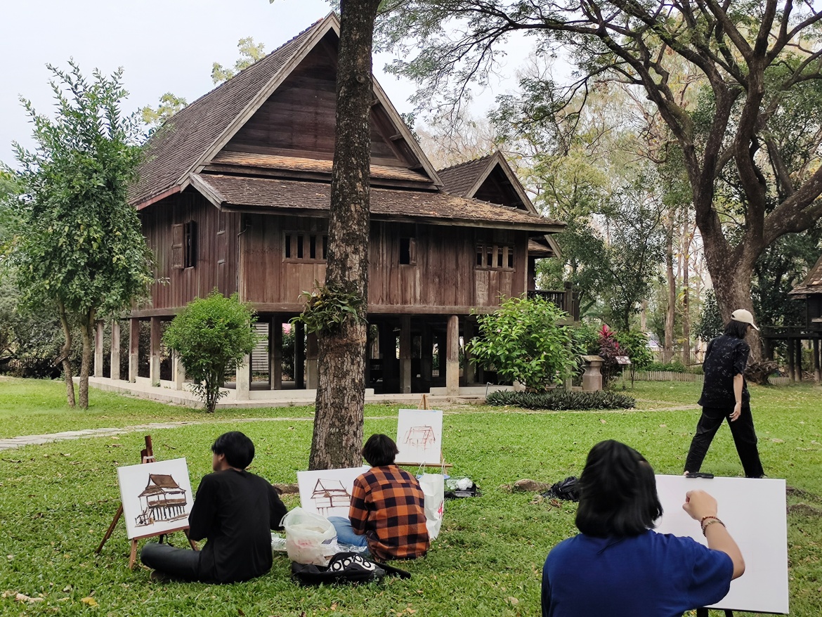นักศึกษาคณะวิจิตรศิลป์ มช. ทำกิจกรรมวาดภาพเรือนโบราณ ณ พิพิธภัณฑ์เรือนโบราณล้านนา มช.