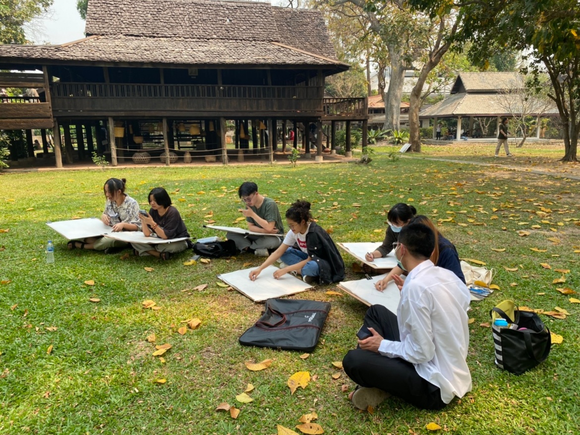 นักศึกษาสาขาวิชาทัศนศิลป์ คณะวิจิตรศิลป์ มหาวิทยาลัยเชียงใหม่ ทำกิจกรรมวาดภาพเรือนโบราณล้านนา ณ พิพิธภัณฑ์เรือนโบราณล้านนา มช.
