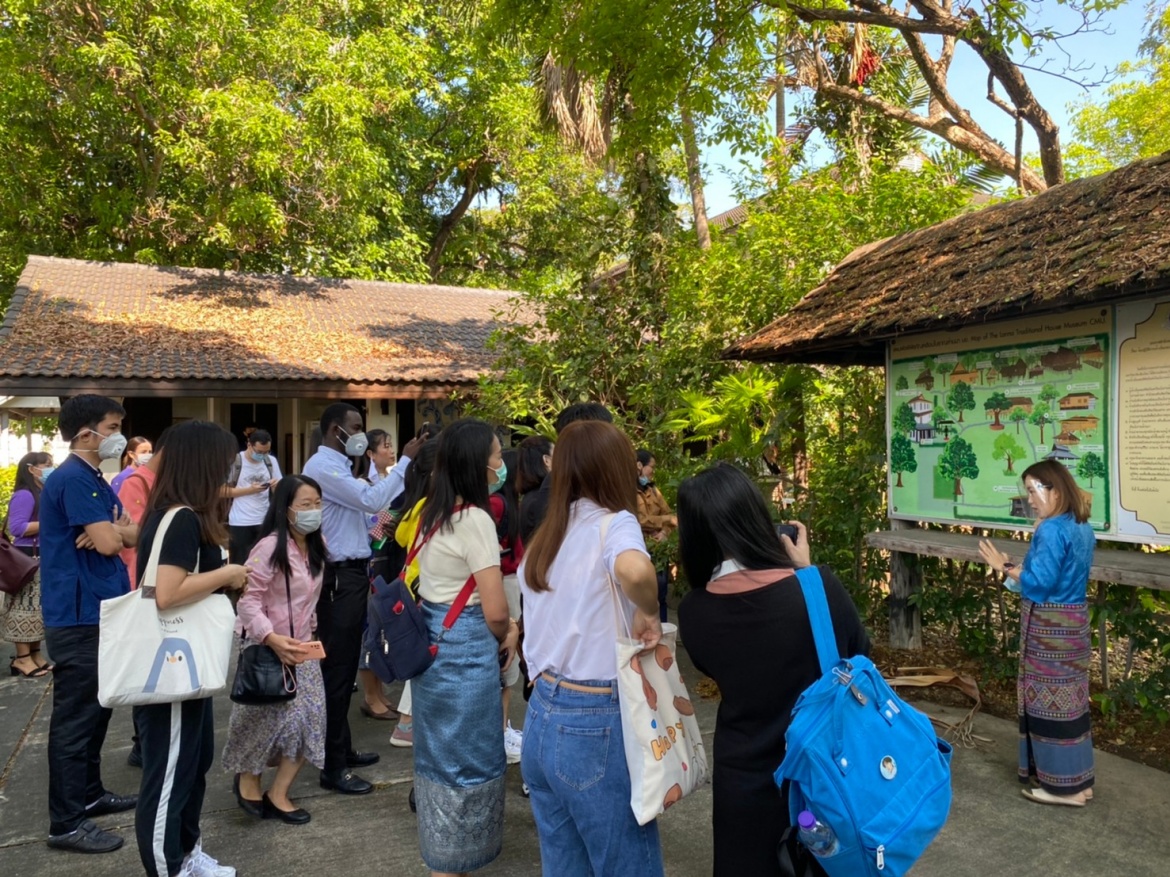 นักศึกษาจากบัณฑิตวิทยาลัย มหาวิทยาลัยเชียงใหม่ ทัศนศึกษาและทำกิจกรรมด้านศิลปวัฒนธรรม ณ พิพิธภัณฑ์เรือนโบราณล้านนา มช.