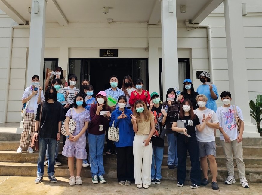 นักศึกษาคณะวิจิตรศิลป์ สาขาวิชาศิลปะการแสดง ชั้นปีที่ 2 เข้าศึกษาดูงานการจัดนิทรรศการภายในพิพิธภัณฑ์เรือนโบราณล้านนา มช.