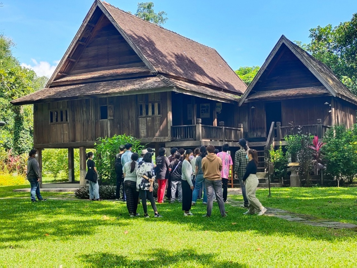นักศึกษาจากคณะศิลปกรรมและสถาปัตยกรรมศาสตร์ สาขาสถาปัตยกรรม มหาวิทยาลัยเทคโนโลยีราชมงคลล้านนา เข้าศึกษาโครงสร้างเรือนโบราณล้านนา 