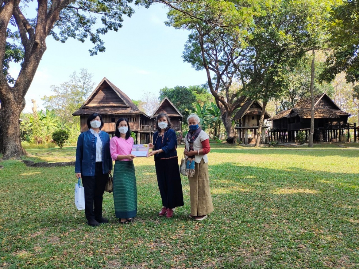 ให้การต้อนรับผู้อำนวยการศูนย์หม่อนไหมเฉลิมพระเกียรติฯ เชียงใหม่ และคุณนุสรา เตียงเกตุ