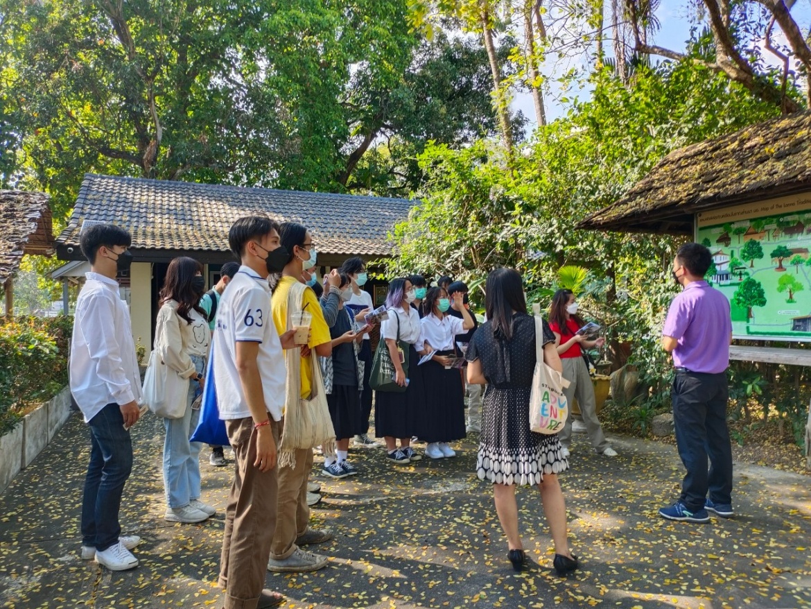 คณาจารย์และนักศึกษารายวิชาประวัติศาสตร์ล้านนา คณะมนุษยศาสตร์ มหาวิทยาลัยเชียงใหม่ เข้าทัศนศึกษาพิพิธภัณฑ์เรือนโบราณล้านนา มช.