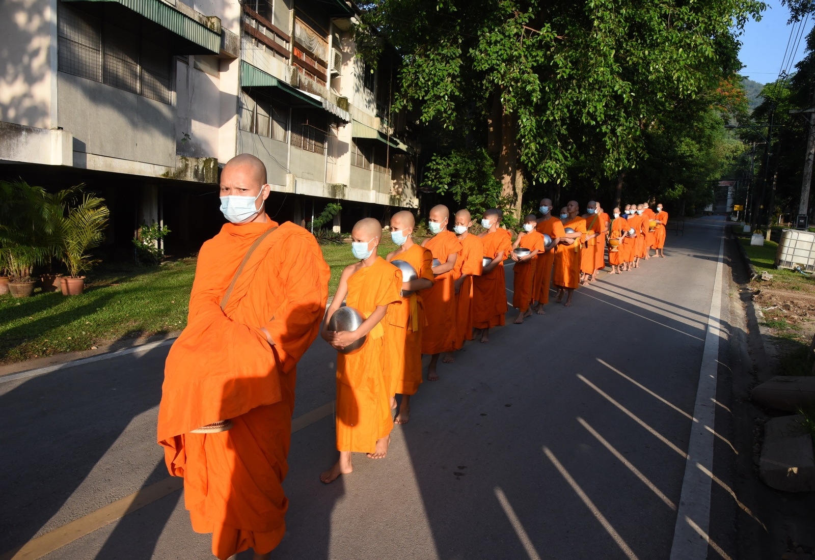 พิธีทำบุญตักบาตรเนื่องในวันวิสาขบูชา ประจำปี 2565