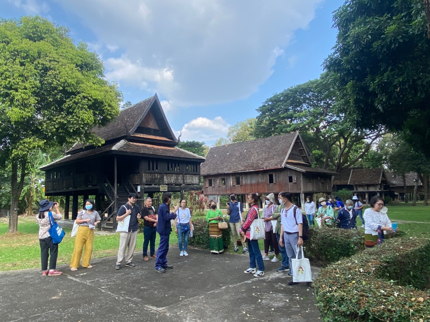 ผู้เข้าร่วมกิจกรรมทัวร์ภาพสะท้อน ประวัติศาสตร์เชียงใหม่ในช่วงธุรกิจป่าไม้ ผ่านอาคารสถาปัตยกรรมอาณานิคมอังกฤษ เข้าเยี่ยมชมเรือนทรงอาณานิคม (คิวรีเปอล์)