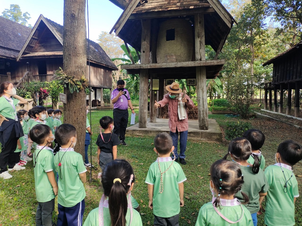 คณะครูและนักเรียนจากโรงเรียนสาธิตมหาวิทยาลัยเชียงใหม่ เข้าทัศนศึกษาและทำกิจกรรมด้านศิลปวัฒนธรรม ณ พิพิธภัณฑ์เรือนโบราณล้านนา มช.