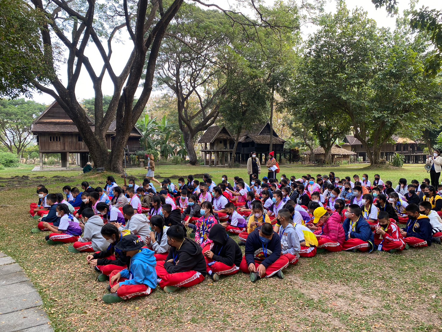 คณะครูและนักเรียนจากโรงเรียนสันกำแพง เข้าทัศนศึกษาพิพิธภัณฑ์เรือนโบราณล้านนา มช.