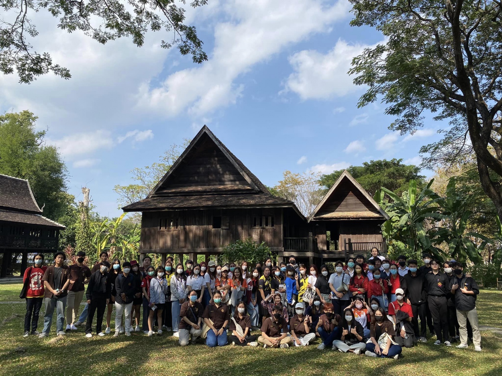 นักศึกษาจากมหาวิทยาลัยราชภัฎเชียงใหม่ ทัศนศึกษาพิธภัณฑ์เรือนโบราณล้านนา ผ่านกิจกรรรมพัฒนาผู้เรียนเพื่อศึกษาเเละเรียนรู้ภูมิปัญญาท้องถิ่น