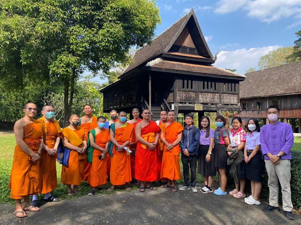 พระนิสิตจากมหาวิทยาลัยจุฬาลงกรณ์ราชวิทยาลัย เชียงใหม่ เข้าศึกษาแหล่งเรียนรู้ด้านสถาปัตยกรรมล้านนา