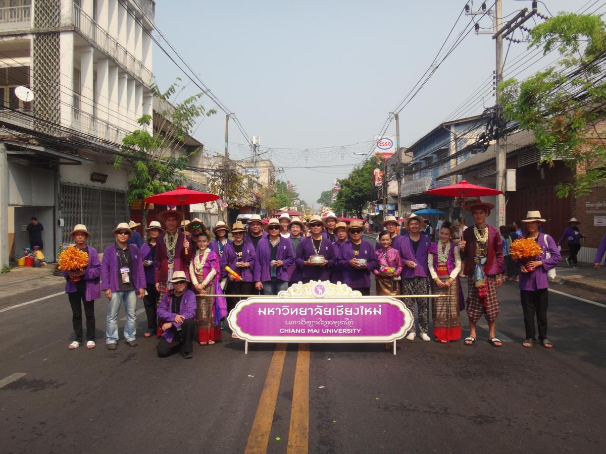  ร่วมขบวนแห่สรงน้ำพระพุทธรูปจังหวัดเชียงใหม่ สืบสานประเพณีปี๋ใหม่เมืองล้านนา 
