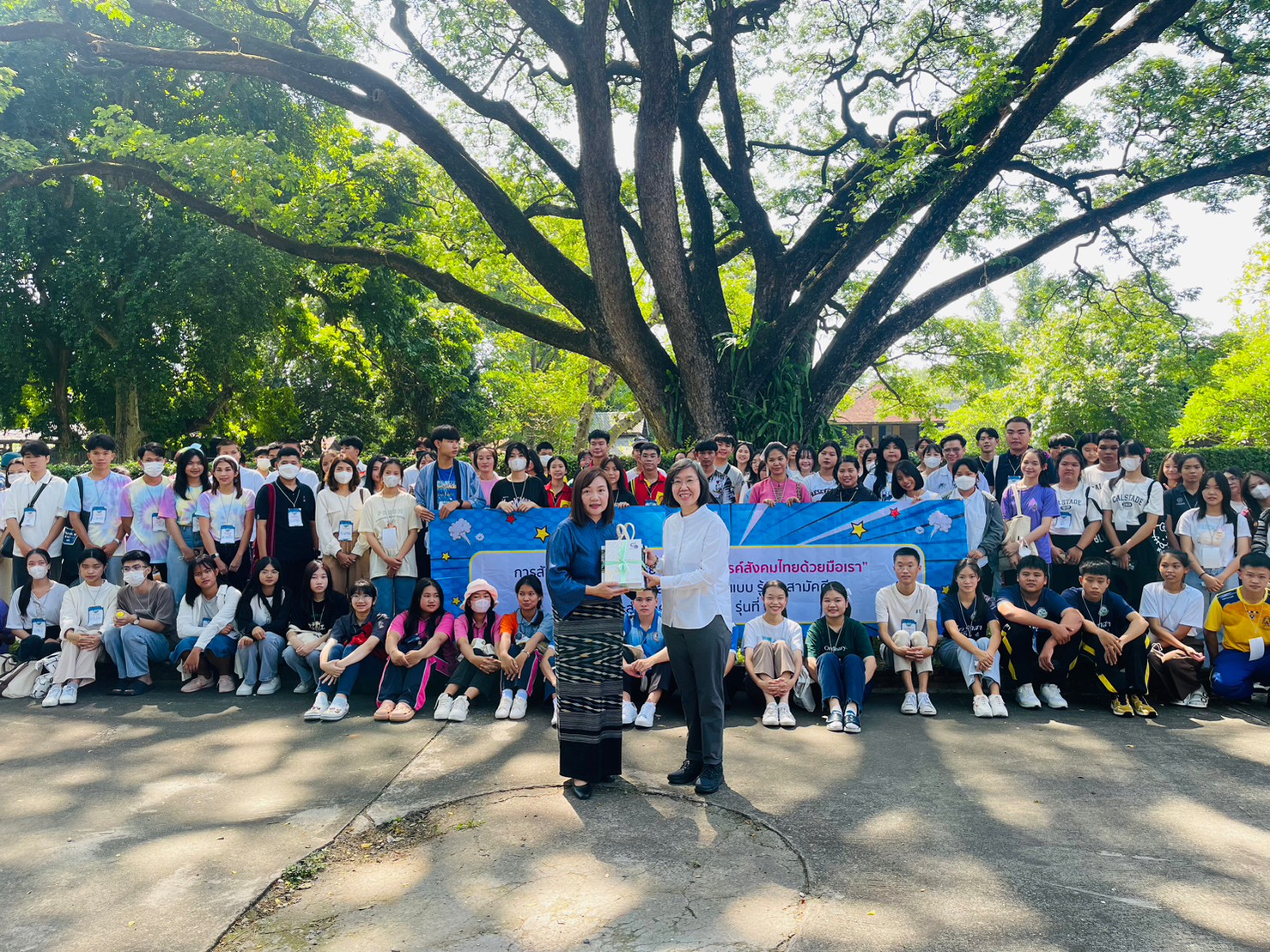 ให้การต้อนรับรองปลัดสำนักนายกรัฐมนตรี พร้อมด้วยบุคลากรจากสำนักงานปลัดสำนักนายกรัฐมนตรี และผู้เข้าร่วมโครงการสร้างเด็กและเยาวชนตันแบบ รู้ รัก สามัคคี และสำนึกความเป็นไทย : เด็กอวด (ทำ) ดี รุ่นที่ 2