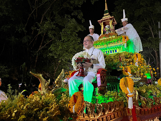 ร่วมขบวนรถบุษบกอันเชิญน้ำสรงและผ้าไตรพระราชทาน ในงานไหว้สาป๋ารมีพระบรมธาตุดอยสุเทพ ถวายน้ำสรงพระราชทาน สืบสานประเพณีเตียวขึ้นดอย วันวิสาขบูชา ประจำปี 2566