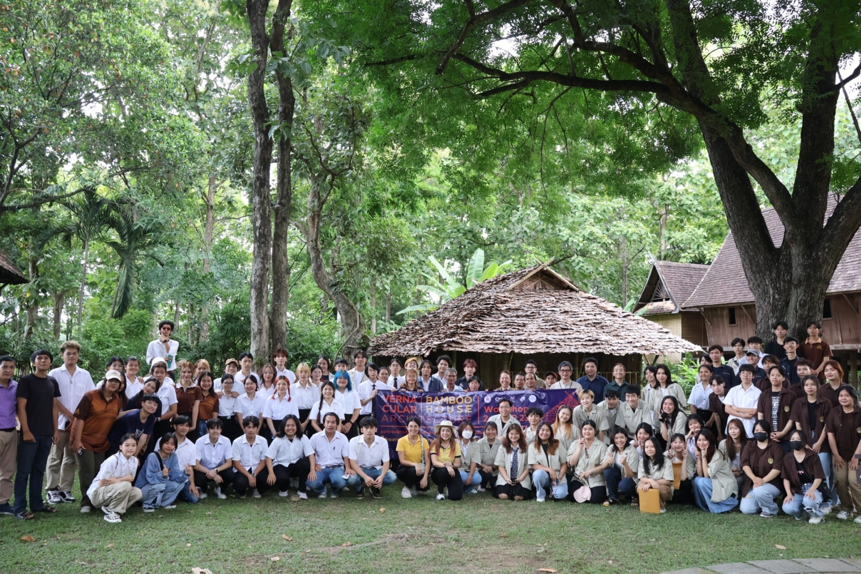 พิธีมอบใบประกาศนียบัตรแก่ผู้เข้าร่วมโครงการอบรมเชิงปฏิบัติการด้านสถาปัตยกรรมเรือนพื้นถิ่นล้านนา 