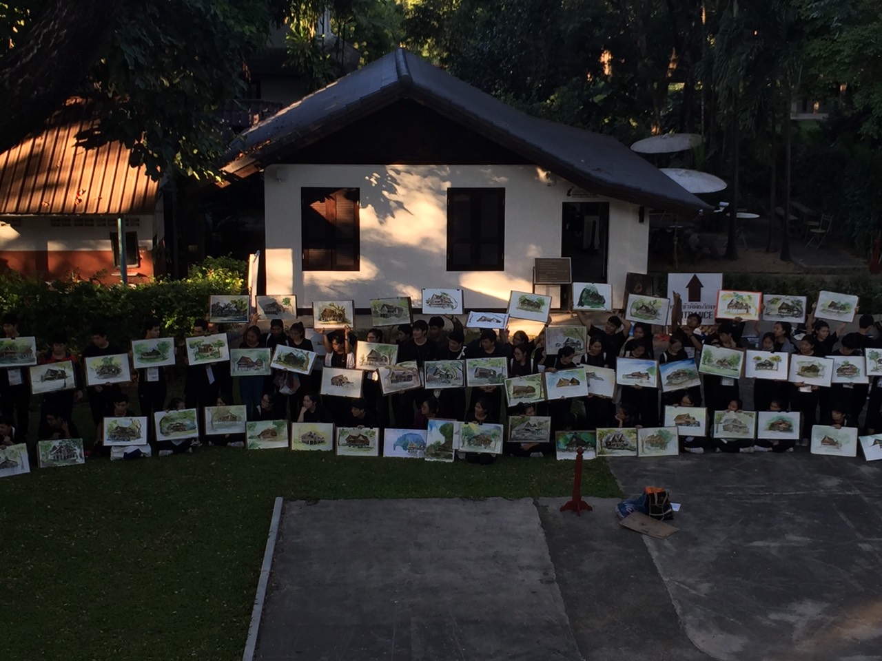 นักศึกษาคณะสถาปัตยกรรม มทร.ล้านนา ฝึกปฏิบัติวาดรูปเรือนโบราณล้านนา