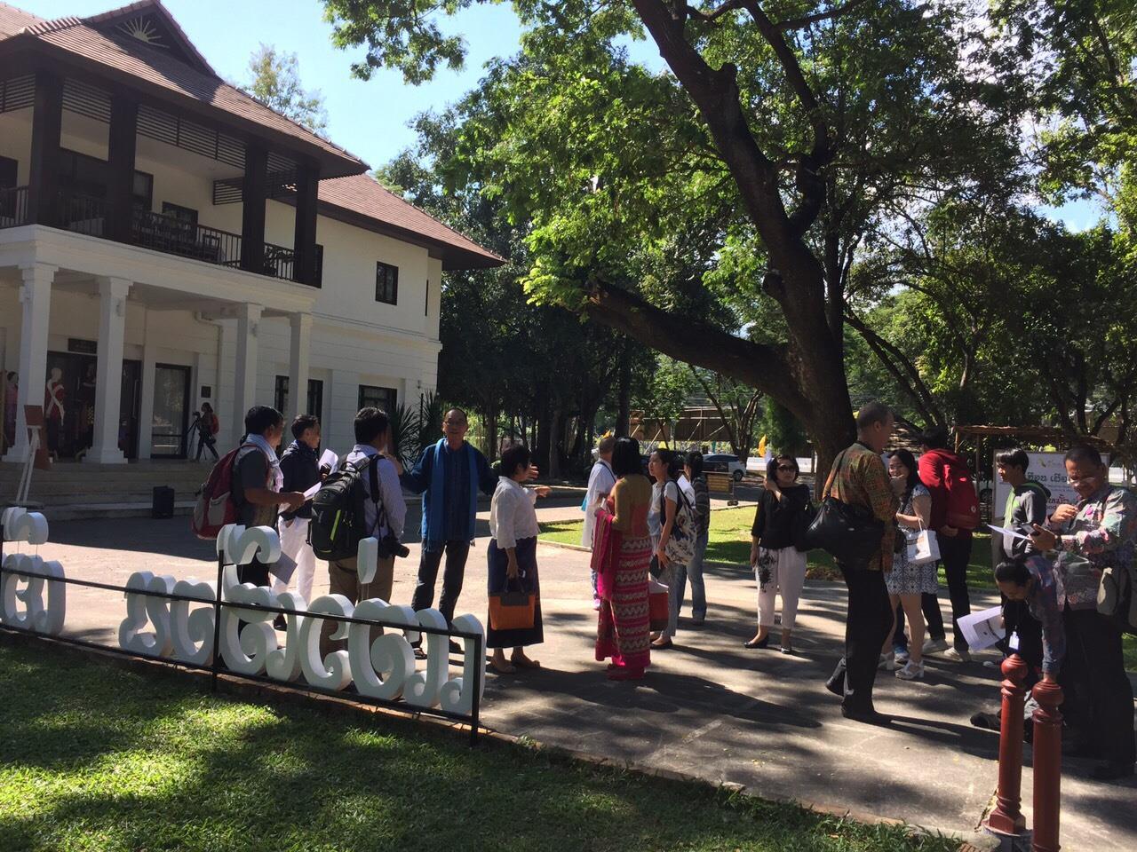 ให้การต้อนรับคณะผู้เข้าร่วมการบรรยาย Chiang Mai Crafts and Folk Art Forum 2015
