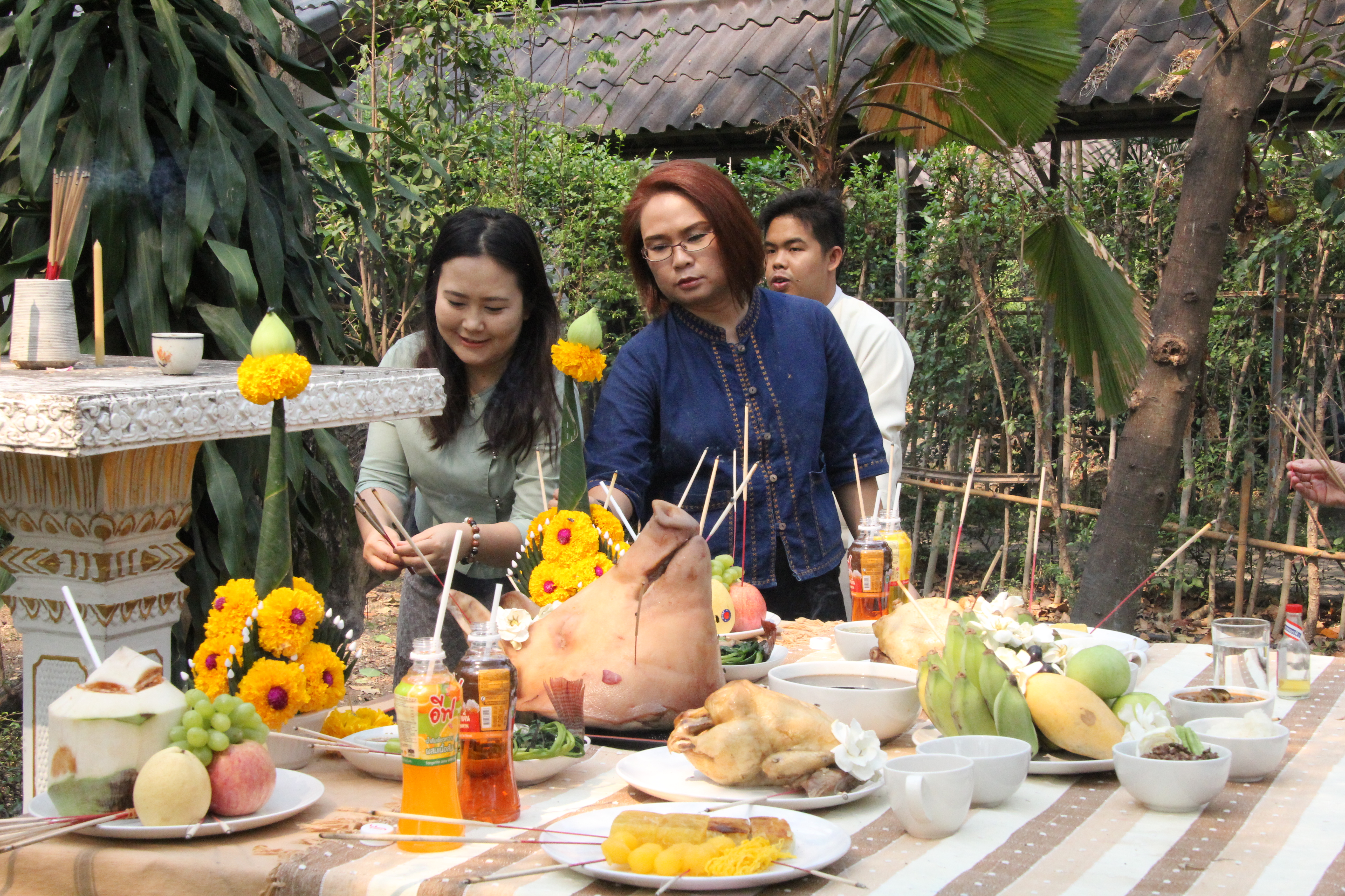 พิธีสักการะพระภูมิเจ้าที่ สำนักส่งเสริมศิลปวัฒนธรรม มหาวิทยาลัยเชียงใหม่