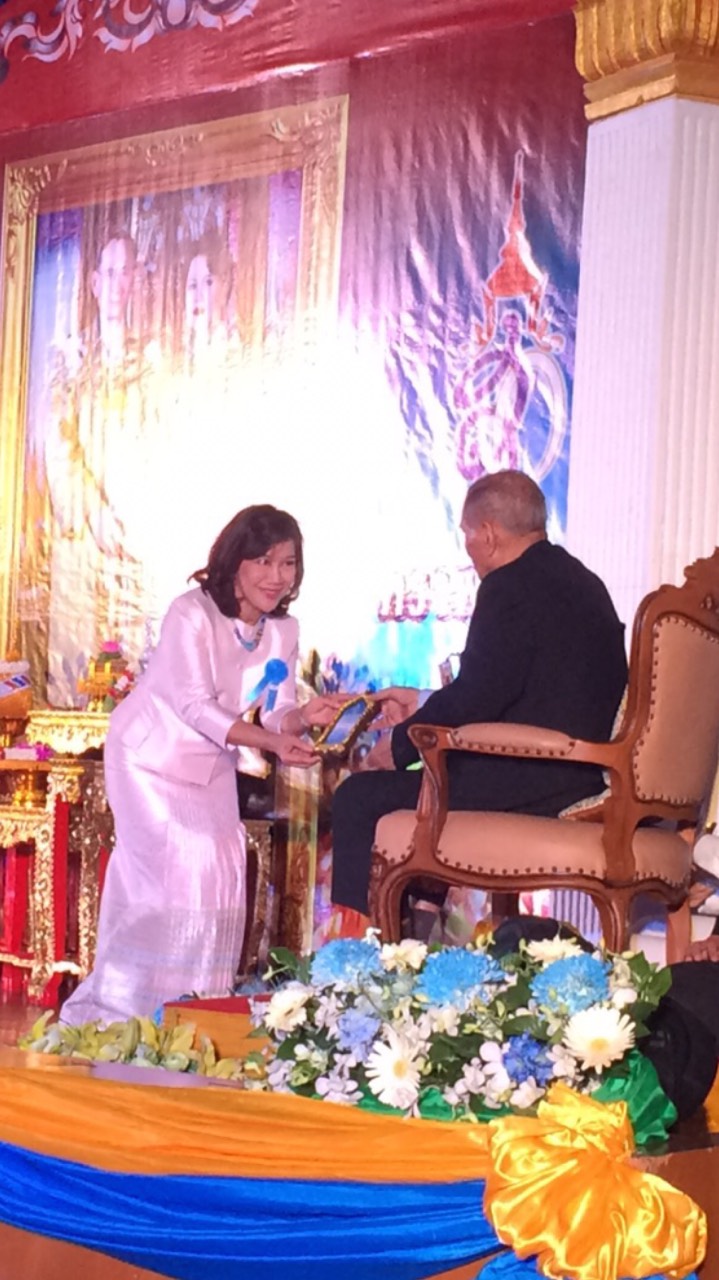 ผู้อำนวยการสำนักส่งเสริมศิลปวัฒนธรรม รับรางวัลเกียรติคุณบุคคลต้นแบบ แม่พิมพ์ดีเด่น สาขา 