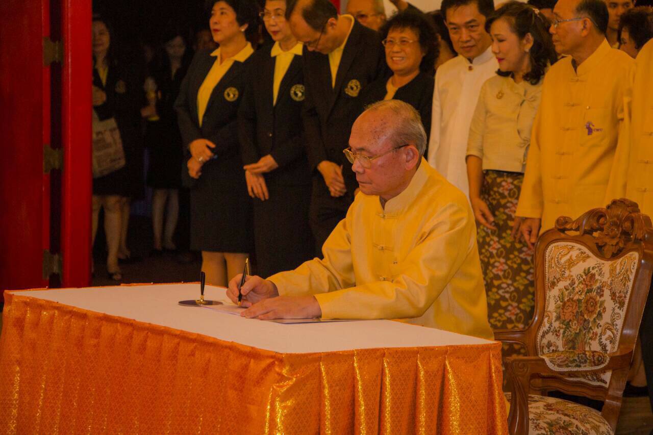 ร่วมพิธีลงนามและจุดเทียนชัยถวายพระพรชัยมงคล เนื่องในโอกาสวันพ่อแห่งชาติ