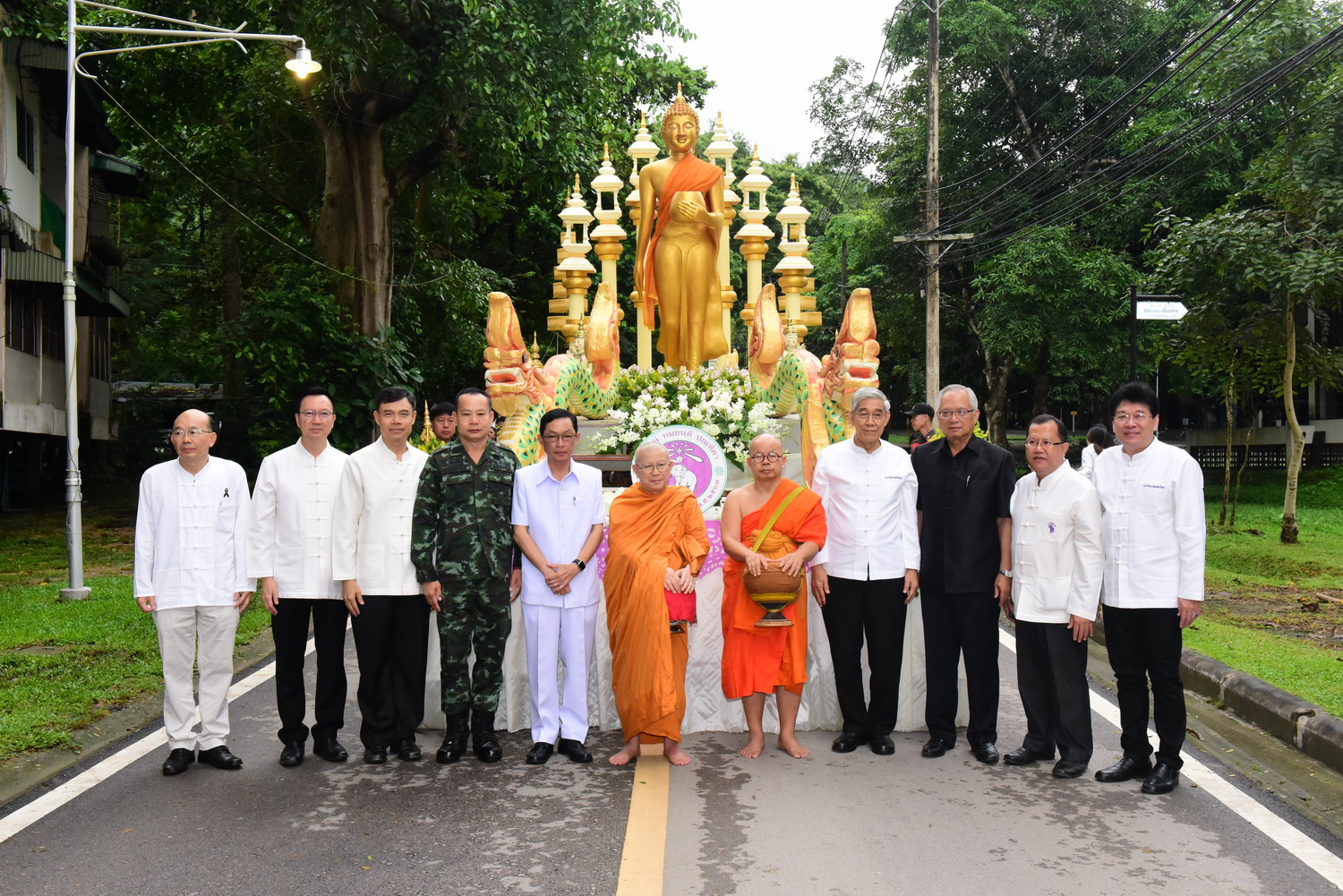 พิธีทำบุญตักบาตรเทโวโรหณะ มหาวิทยาลัยเชียงใหม่ ประจำปี 2560 ในวันศุกร์ที่ 6 ตุลาคม 2560 ณ ถนนสายวัฒนธรรม มช.