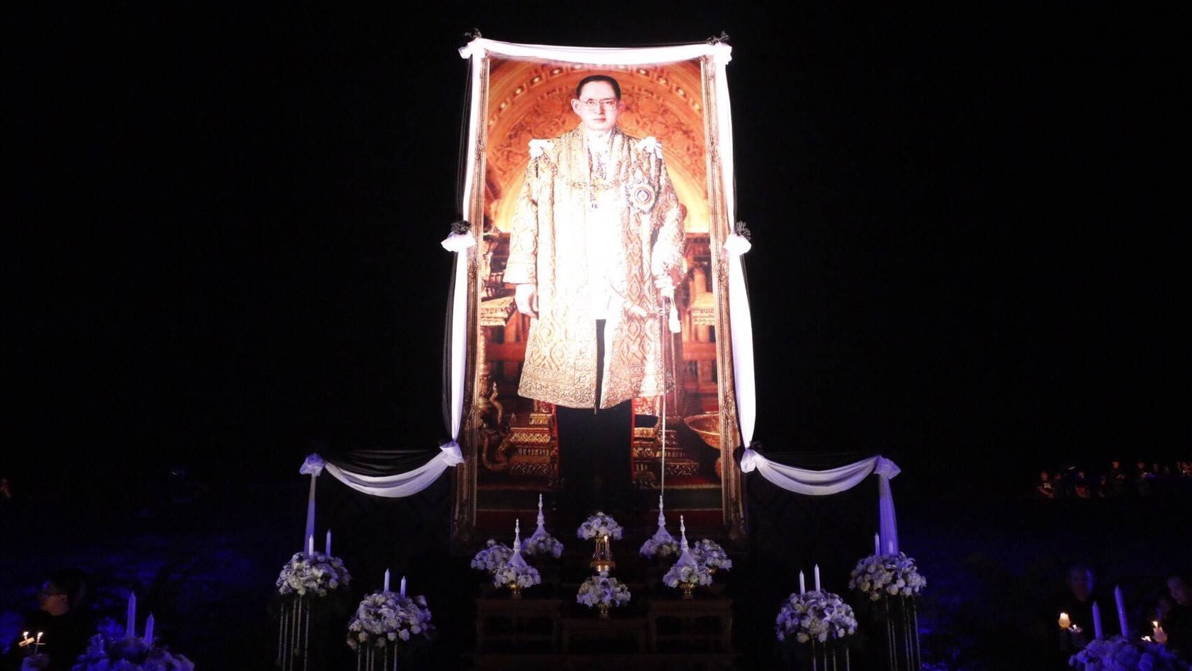 ผู้บริหารและบุคลากรสำนักส่งเสริมศิลปวัฒนธรรม ร่วมพิธีจุดเทียนถวายความอาลัย พระบาทสมเด็จพระปรมินทรมหาภูมิพลอดุลยเดช<br> “ลูกช้างร่วมใจถวายอาลัยองค์ภูมิพล”