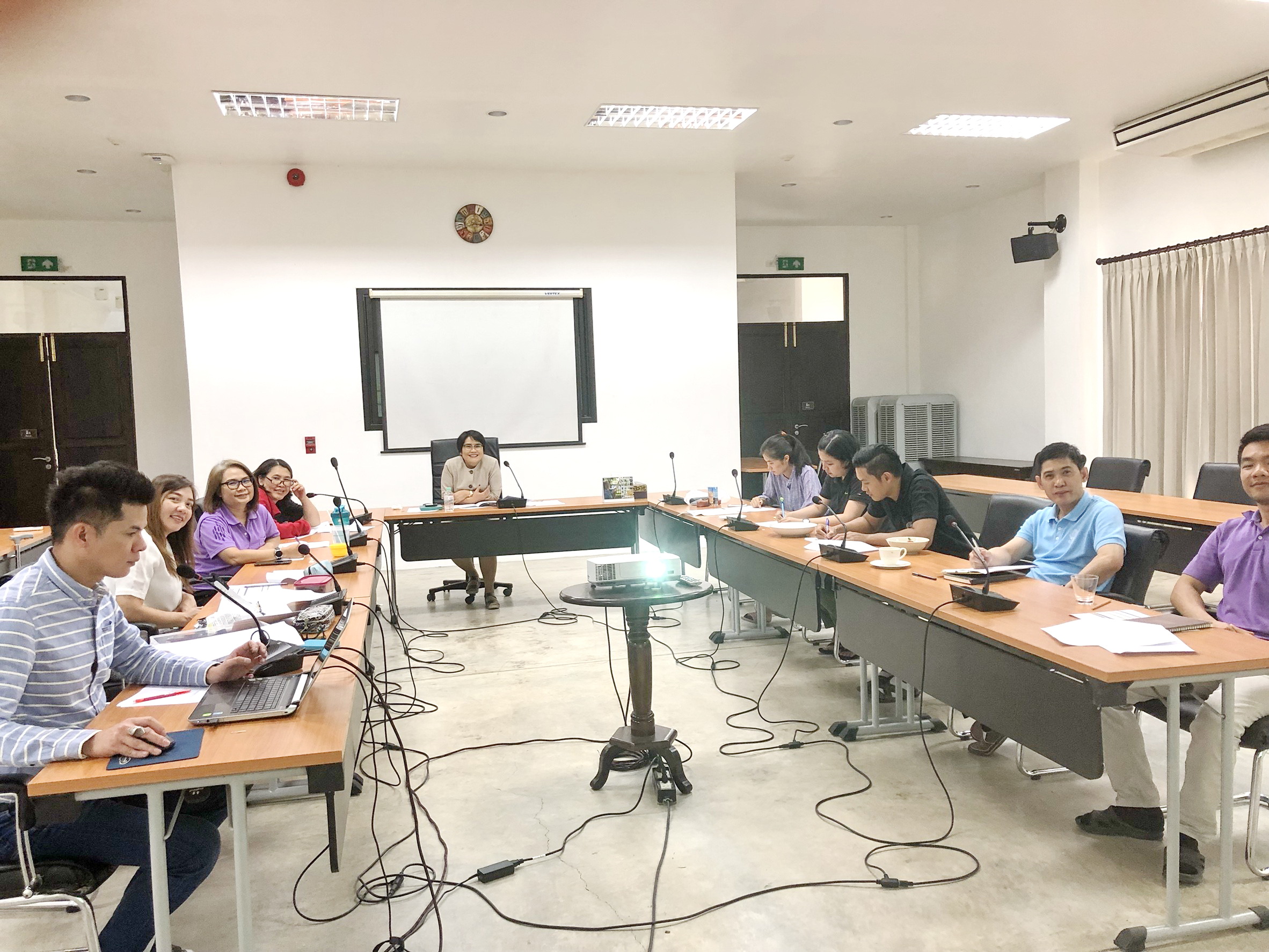 การประชุมพิจารณาตัวชี้วัดคำรับรองการปฏิบัติงานของสำนักฯ และตัวชี้วัดแผนยุทธศาสตร์สำนักฯ