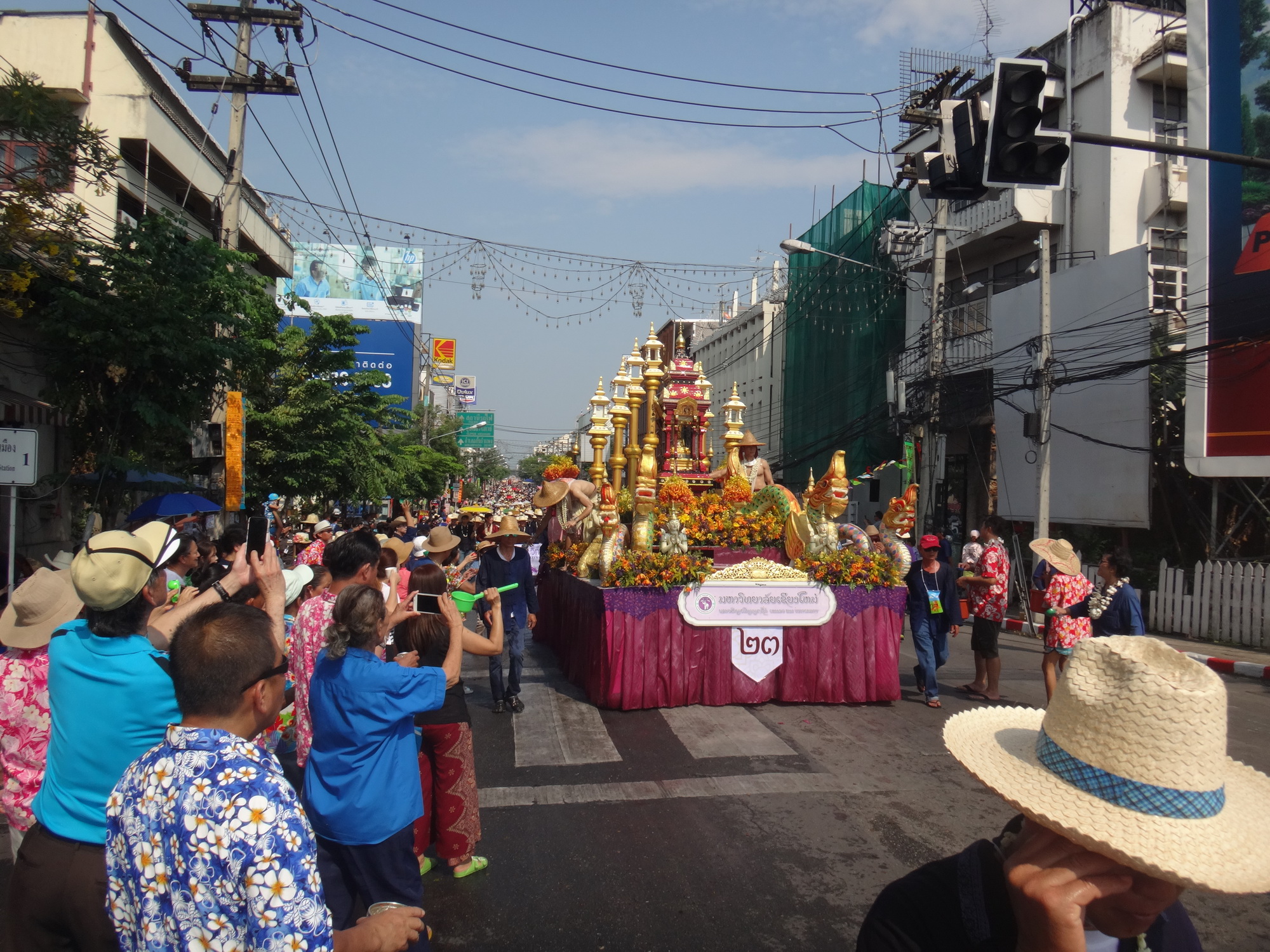 ขบวนแห่พระพุทธรูปสำคัญ ประจำมหาวิทยาลัยเชียงใหม่