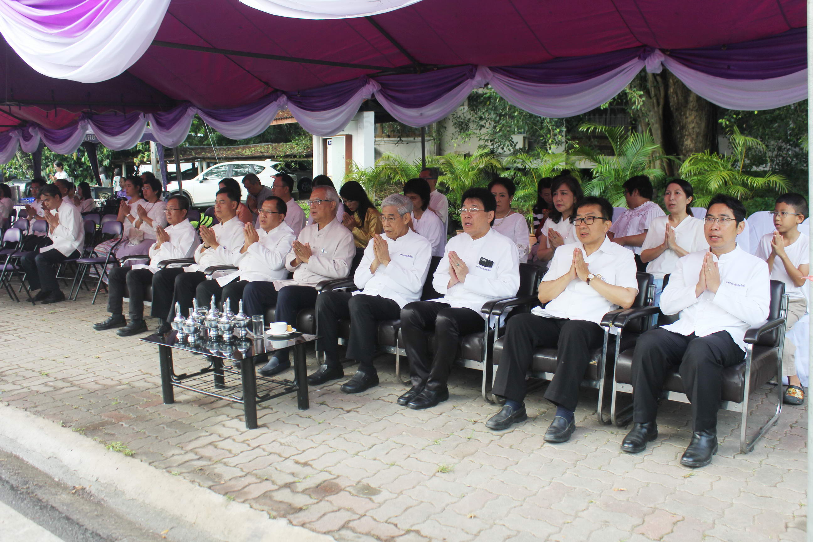 ร่วมพิธีทำบุญตักบาตรเนื่องในวันวิสาขบูชา