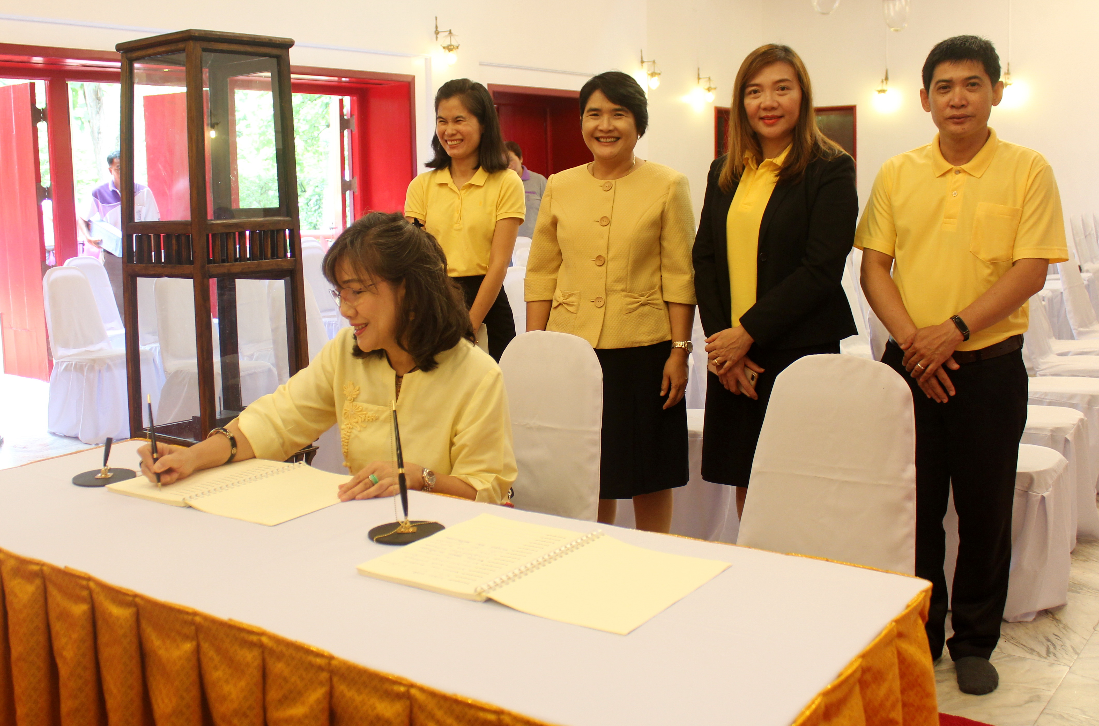 ร่วมลงนามถวายพระพรเนื่องในโอกาสมหามงคลเฉลิมพระชนมพรรษา 66 พรรษา สมเด็จพระเจ้าอยู่หัวมหาวชิราลงกรณ บดินทรเทพยวรางกูร