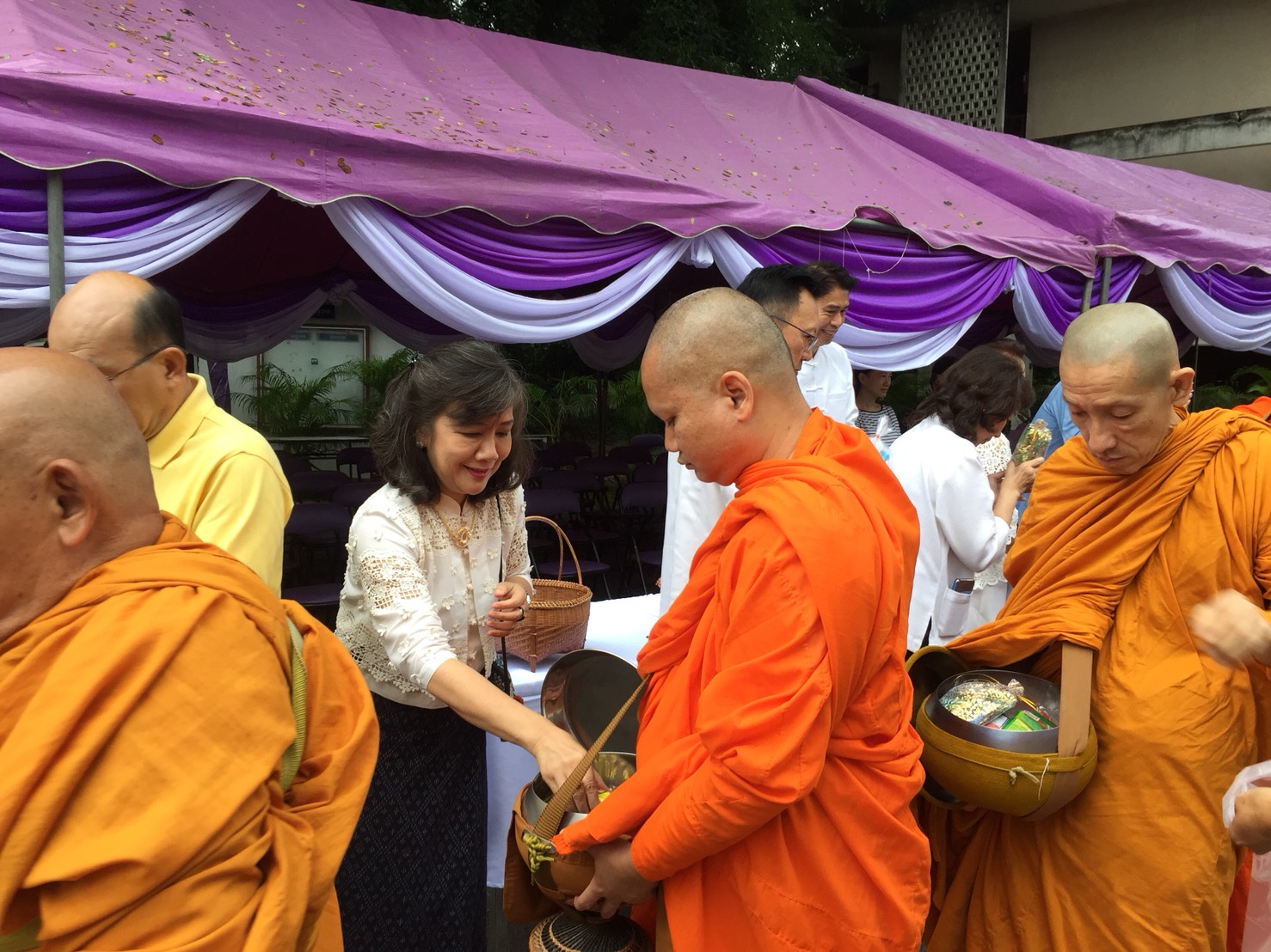 ร่วมพิธีทำบุญตักบาตรเนื่องในวันอาสาฬหบูชาและวันเข้าพรรษา