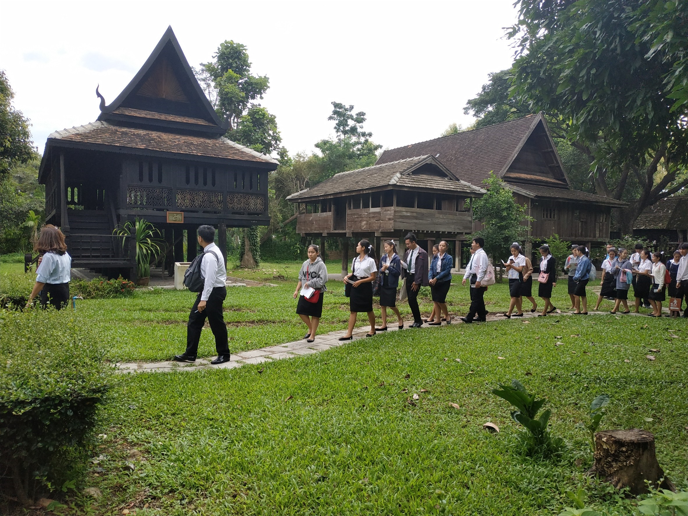 คณะครูและนักเรียนจากวิทยาลัยนาฏศิลป์เชียงใหม่ เยี่ยมชมพิพิธภัณฑ์เรือนโบราณล้านนา มช.